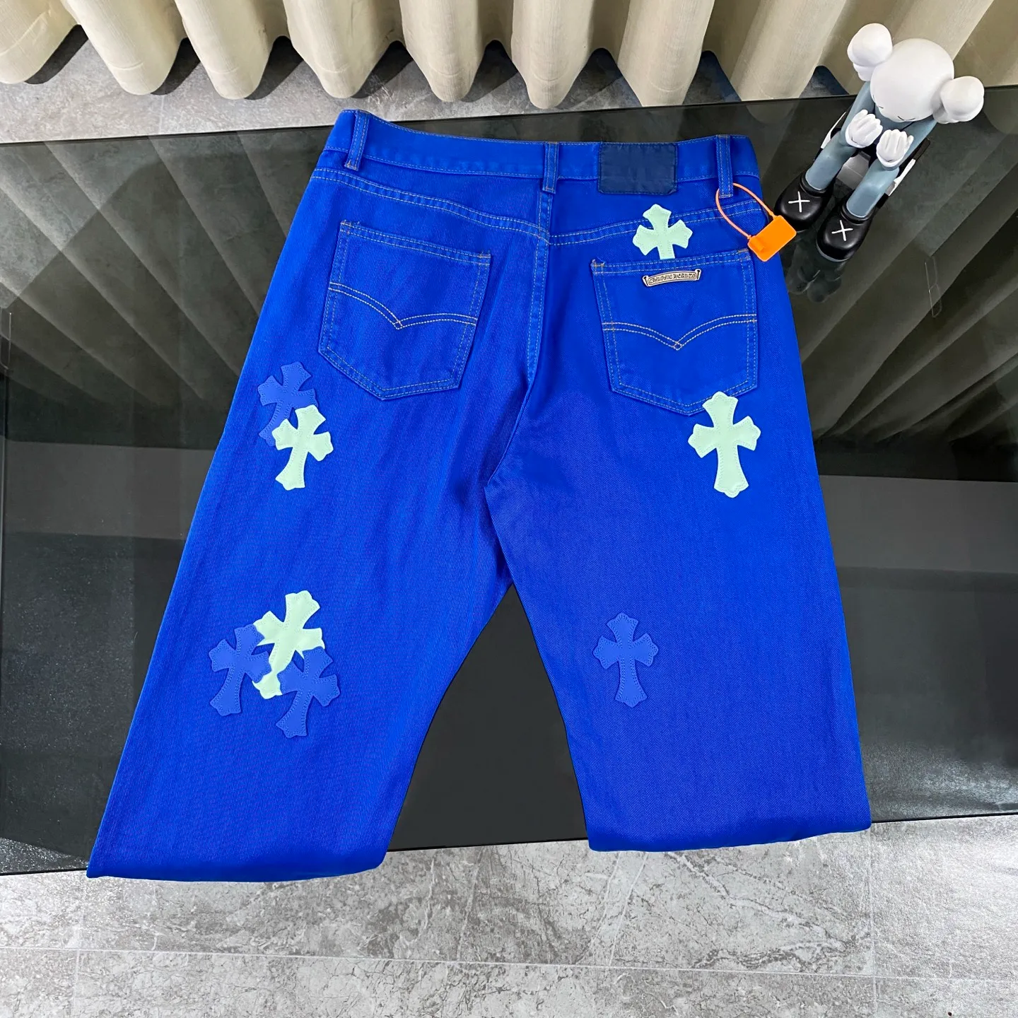 P250 CH Chromehearts 2025 New London Limited Double Blue Cross Patch Leather Jeans Jeans Top ceiling quality Styles with different washed textures are very friendly to people with thin legs and thick legs. The straight and loose version is very flattering to the leg shape. Moderate length that never goes out of style, easy to match with casually, basic styling for various styles, a must-have in the wardrobe! The fabric is stiff but also makes the upper body soft without losing texture. The washing process is even more perfect. It is a must-have item for everyone! ! ! Washed wheat, hang tag, pants label, three labels complete Color: blue Size: 28, 30, 32, 34